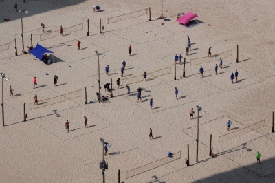Beachvolleyballer am Strand von Tel Aviv (Alexander Mirschel)  Copyright 
License Information available under 'Proof of Image Sources'